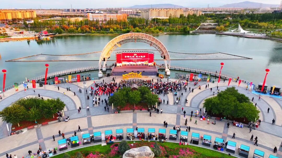 乌苏市“丰韵大地·同心筑梦”丰收庆典主题晚会璀璨上演