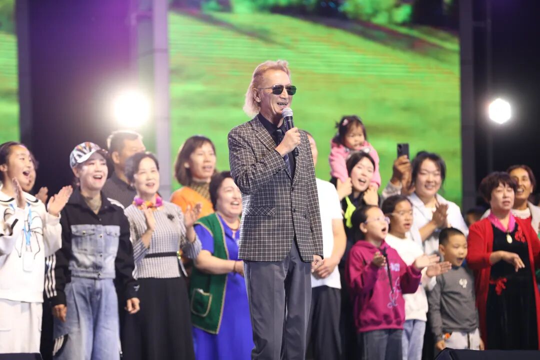 乌苏市“丰韵大地·同心筑梦”丰收庆典主题晚会璀璨上演