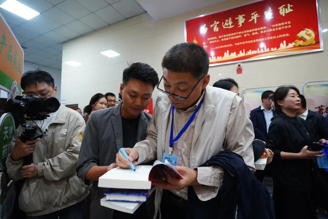 中国作协著名作家抵达文学“县”场活动走进西峡