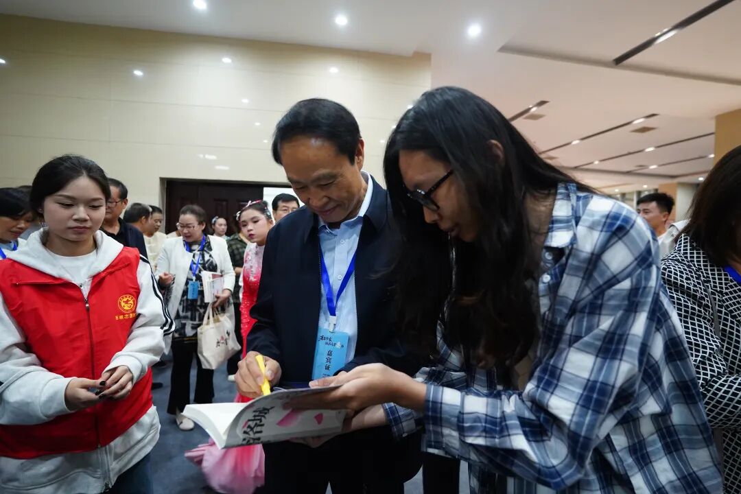 中国作协著名作家抵达文学“县”场活动走进西峡