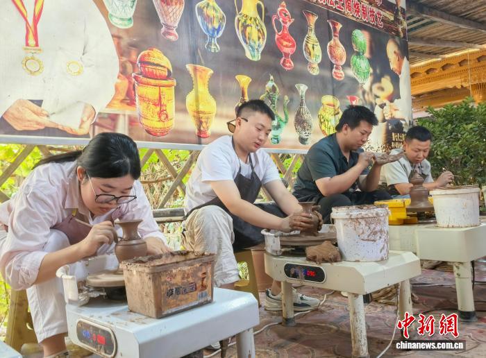 (砥砺奋进七十载 天山南北谱华章)天山南北“特色村”绘就新疆乡村振兴新图景