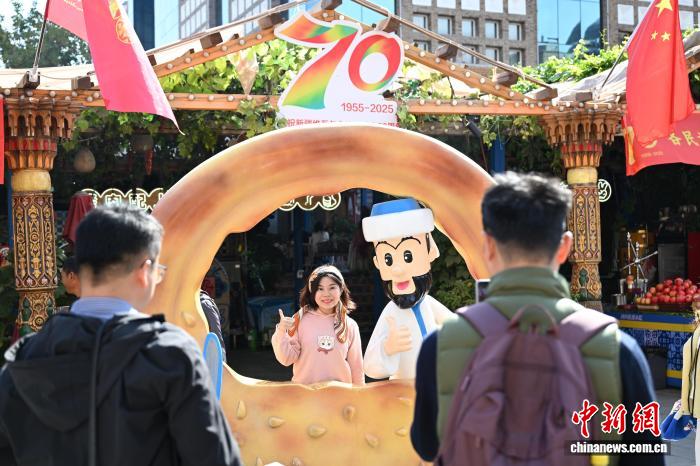 (砥砺奋进七十载 天山南北谱华章)新疆大巴扎的烟火气