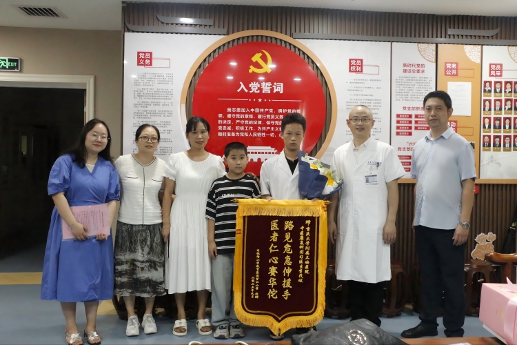 重庆中医学子实习归途遇险情 街头勇救卡喉男童获赞