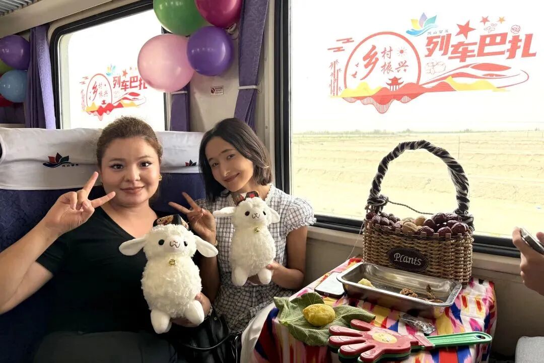 “金火车”带领和田人民走向幸福路——新疆铁路铺就乡村振兴“快车道”