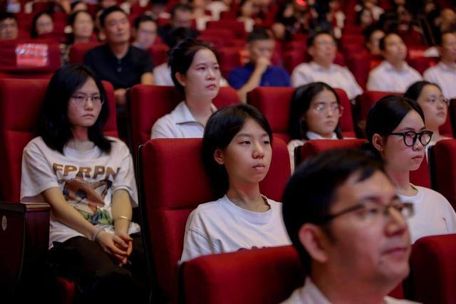 向奋斗者致敬！广东这场主题宣讲报告会鼓劲又走心