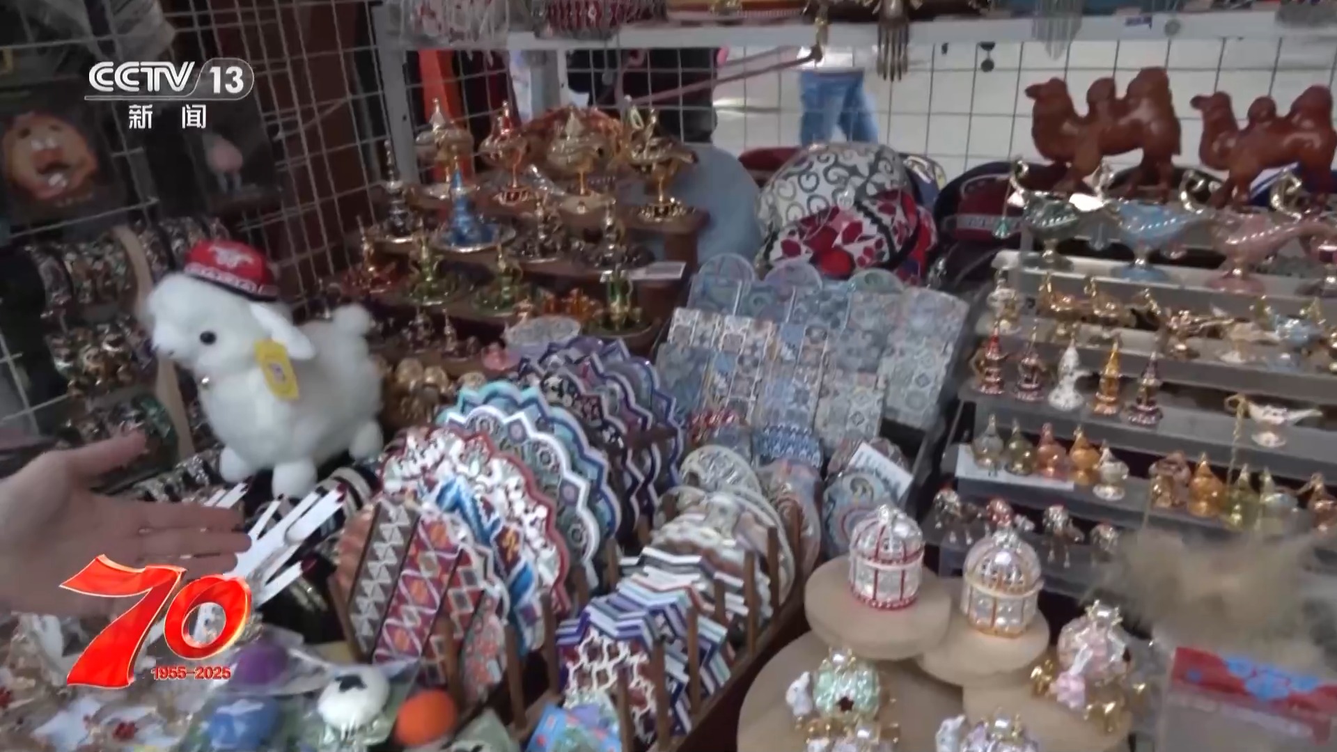 喝奶茶 品美食 感受幸福的味道!多民族在六星街共享幸福家园