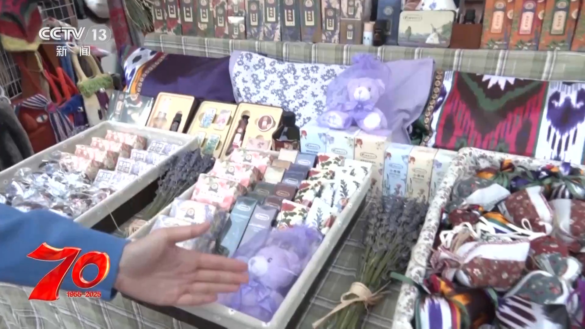 喝奶茶 品美食 感受幸福的味道!多民族在六星街共享幸福家园