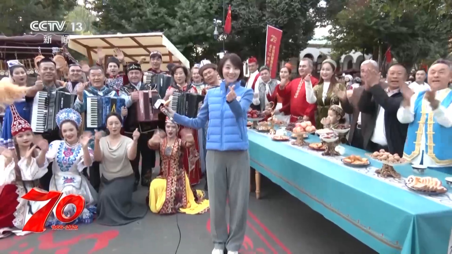 喝奶茶 品美食 感受幸福的味道！多民族在六星街共享幸福家园