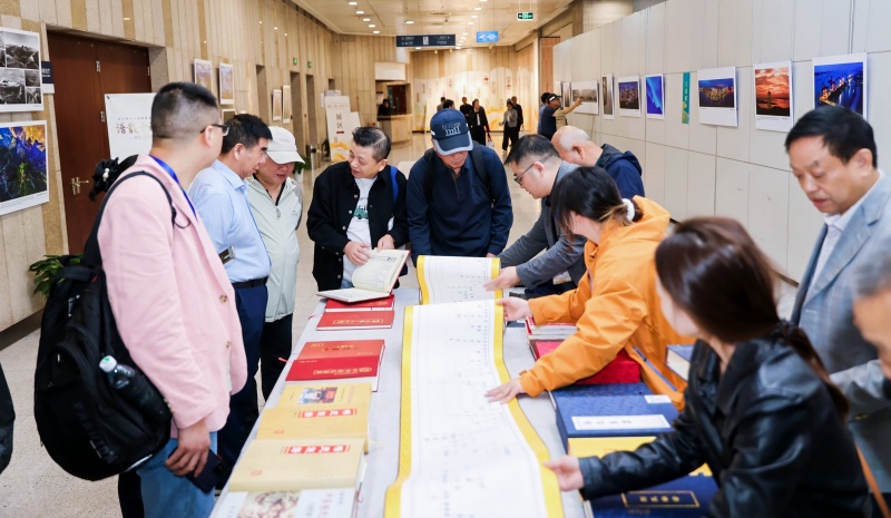 湖北第十六届晒谱活动暨地方文献学术研讨会开幕