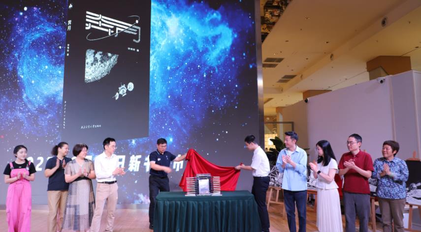 厉害！深圳初二学生徐炜轩的长篇科幻小说《奔月》出版发行了