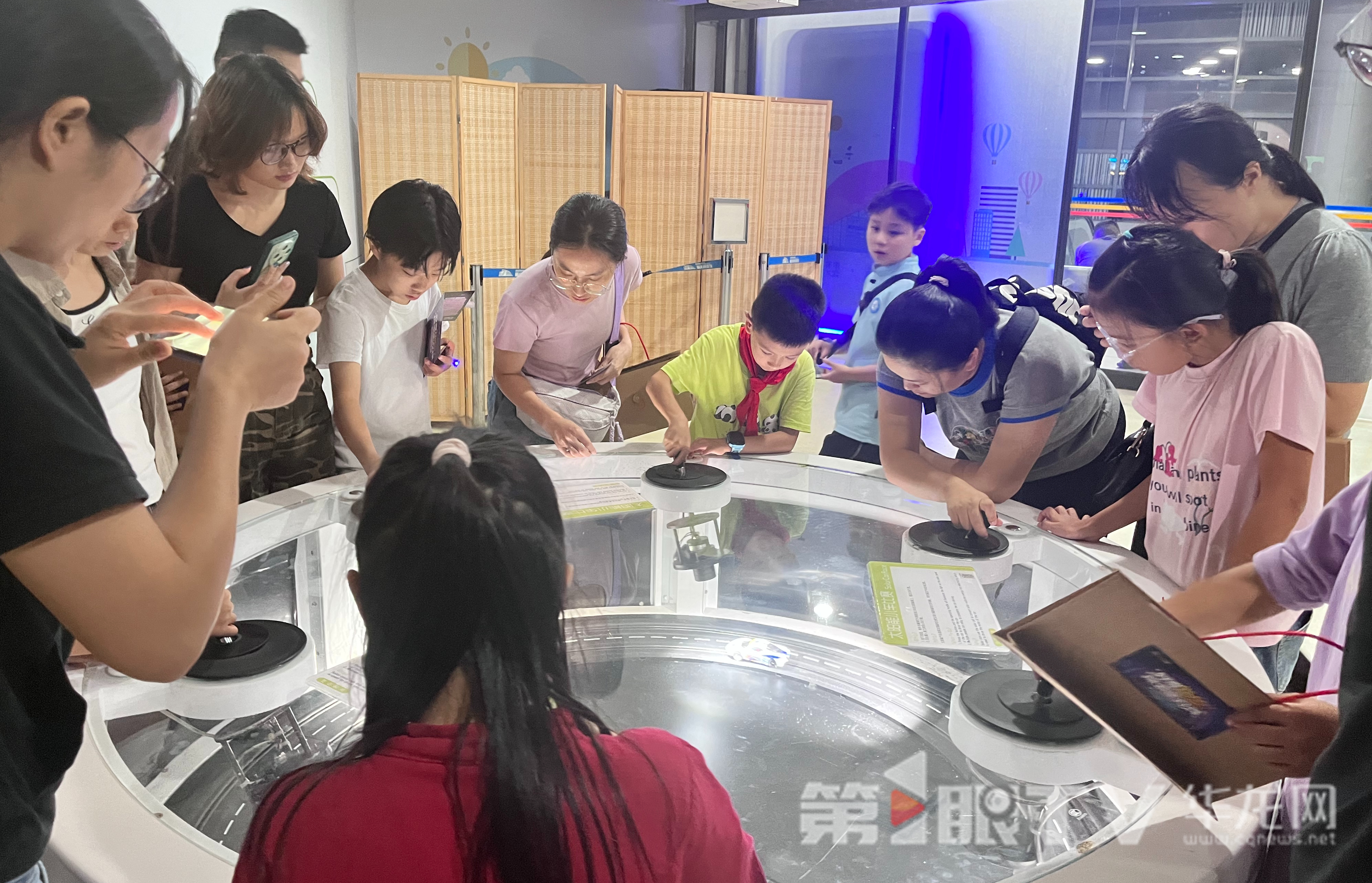 沉浸式玩转科普 重庆科技馆之夜活动点亮市民科学梦