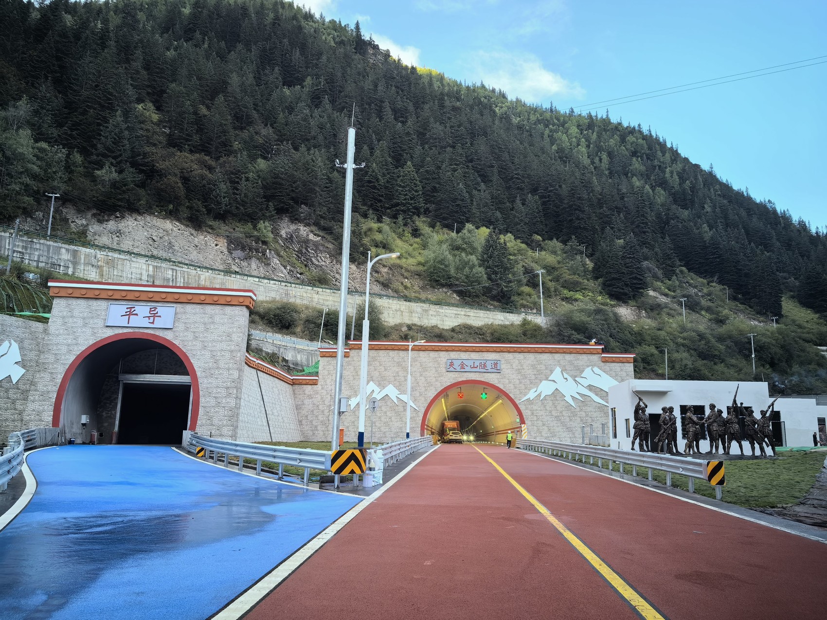 夹金山隧道10月1日开放试运行，记者带你提前“穿山”