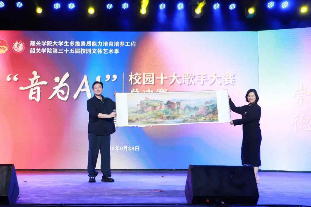 视频丨张颂文秋夜现身韶关学院，揭开藏了20年的“独家秘密”
