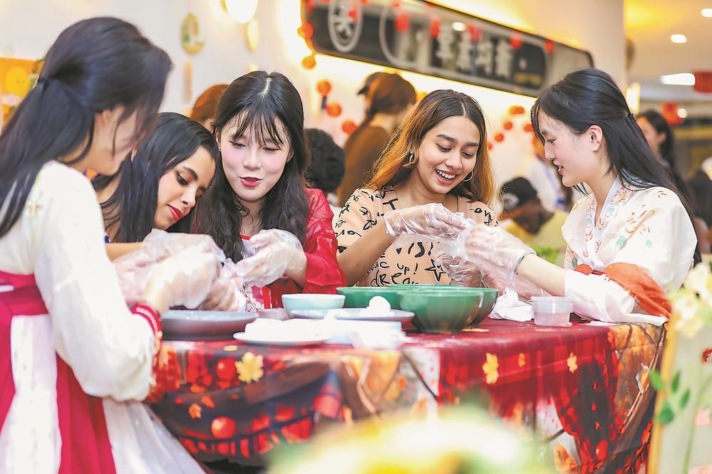 中外大学生迎中秋感受非遗魅力