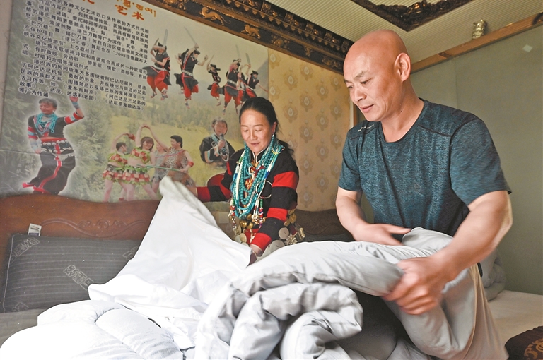 民族团结之花绽放雪域高原