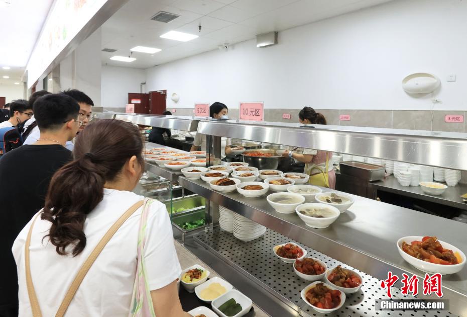开放政府食堂、提供免费公交……多地国庆假期花式“宠客”