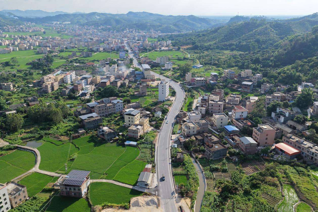 广西桂平：公路养护铺就民生“舒心路”