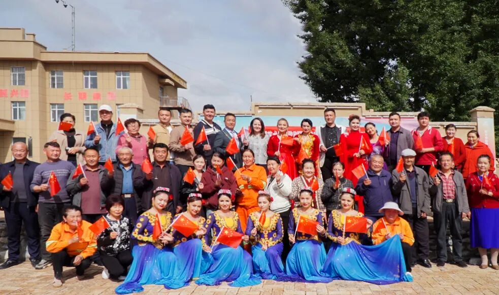 昭苏：文艺演出进乡村 欢歌笑语暖民心