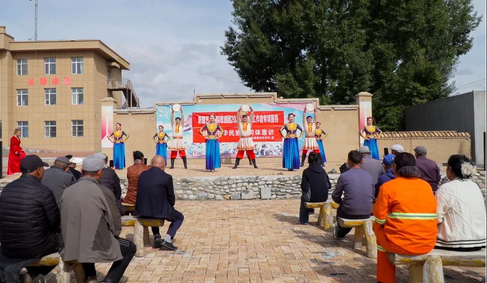 昭苏：文艺演出进乡村 欢歌笑语暖民心