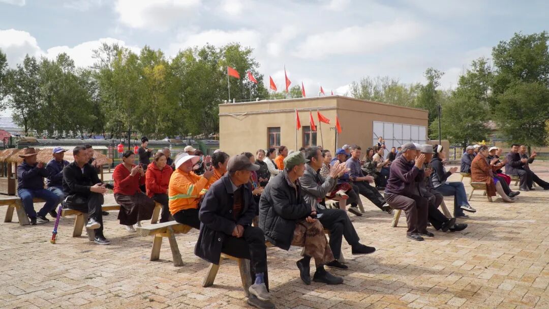 昭苏：文艺演出进乡村 欢歌笑语暖民心