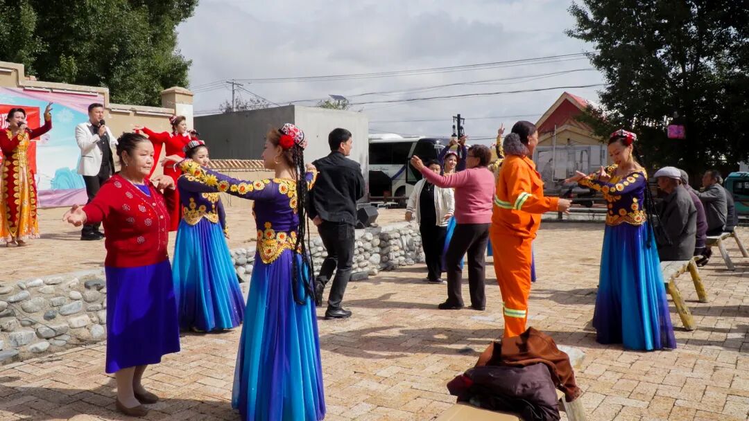 昭苏：文艺演出进乡村 欢歌笑语暖民心