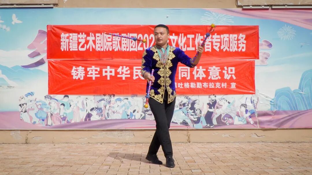 昭苏：文艺演出进乡村 欢歌笑语暖民心