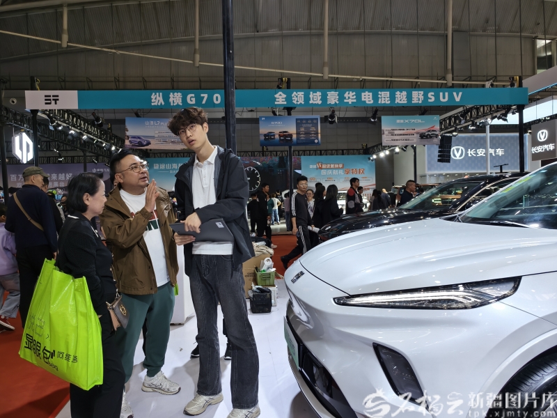 双节消费“热”力十足——新疆国庆中秋双节假期消费市场观察