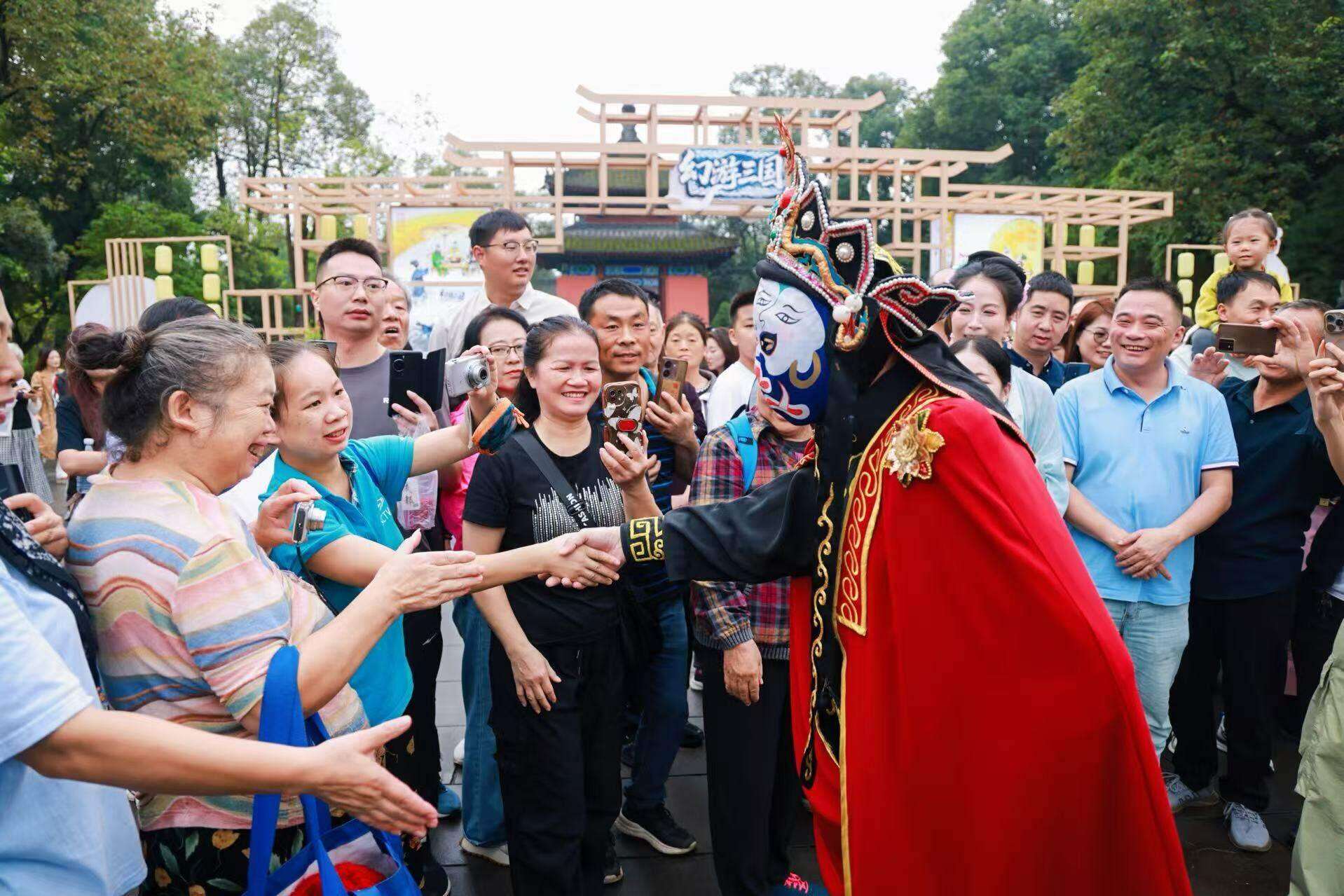 国庆中秋假期接待游客超82万人次 武侯祠以当代叙事重构文化坐标