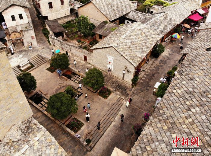 安顺地戏“邂逅”国际摄影展 贵州六百年屯堡文化引客来