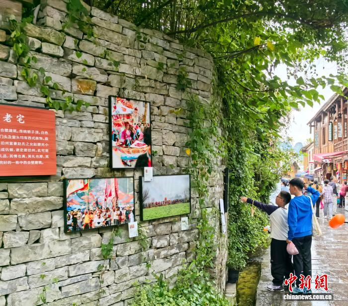 安顺地戏“邂逅”国际摄影展 贵州六百年屯堡文化引客来
