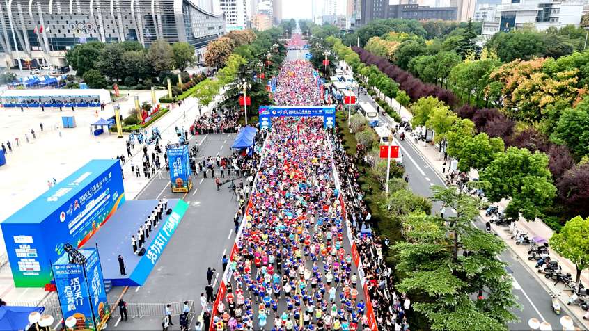 两万名跑友齐聚茶圣故里 2025天门马拉松鸣枪开赛