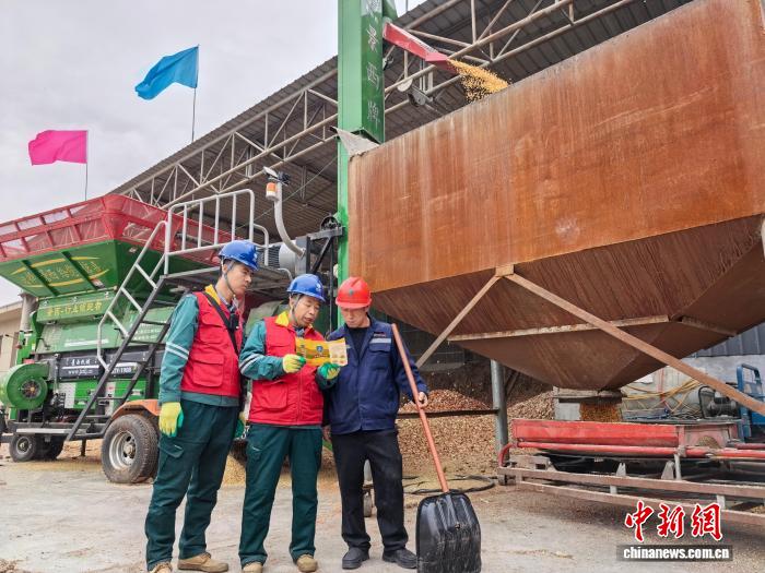 山西临汾：秋雨连绵抢农时 电力护航保归仓