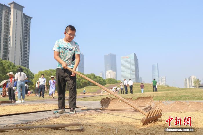 江西南昌：青少年走进农田 体验秋收乐趣