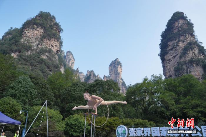 国际杂技演员张家界峰林中献艺