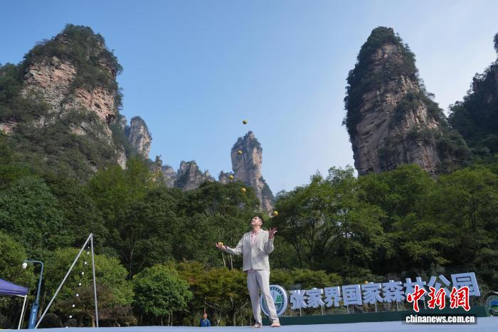 国际杂技演员张家界峰林中献艺