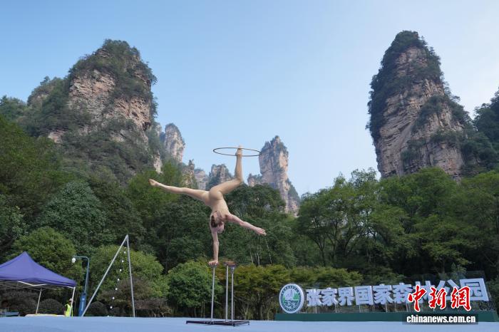 国际杂技演员张家界峰林中献艺