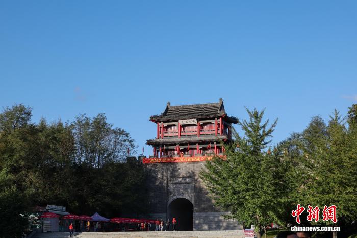 丹东虎山长城吸引游客