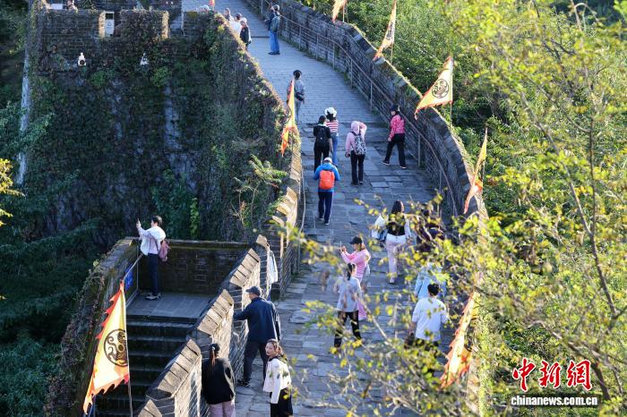 丹东虎山长城吸引游客