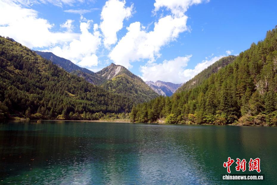 九寨沟秋景如画引游人