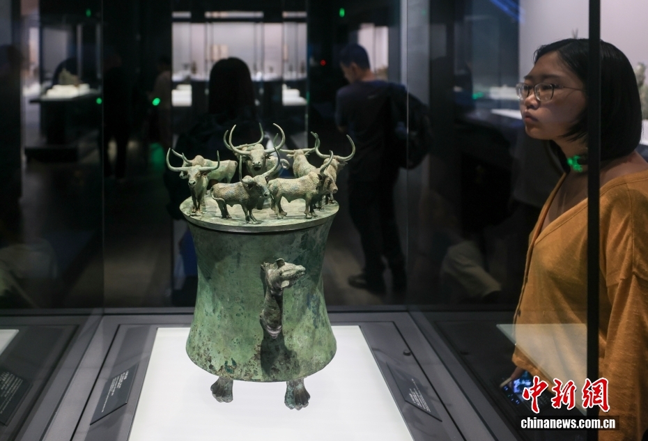 上海博物馆（东馆）青铜器展览吸引观众