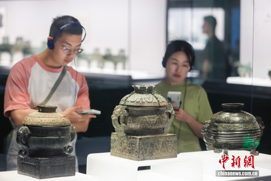 上海博物馆（东馆）青铜器展览吸引观众