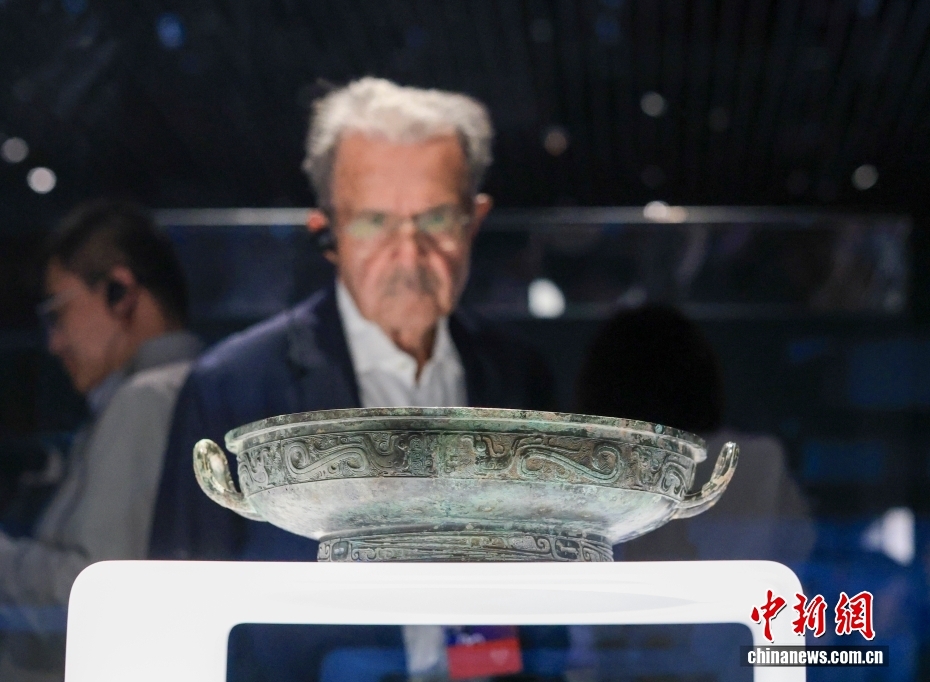 上海博物馆（东馆）青铜器展览吸引观众