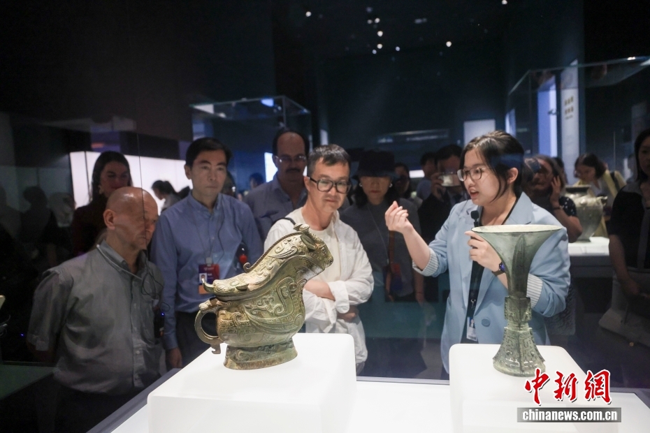 上海博物馆（东馆）青铜器展览吸引观众