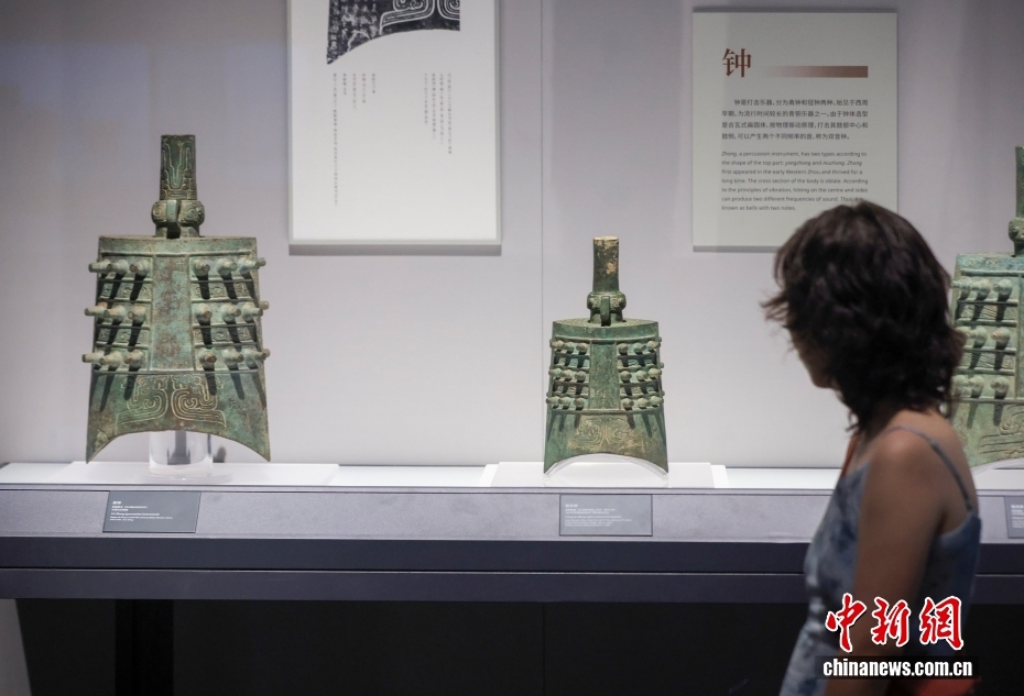 上海博物馆（东馆）青铜器展览吸引观众