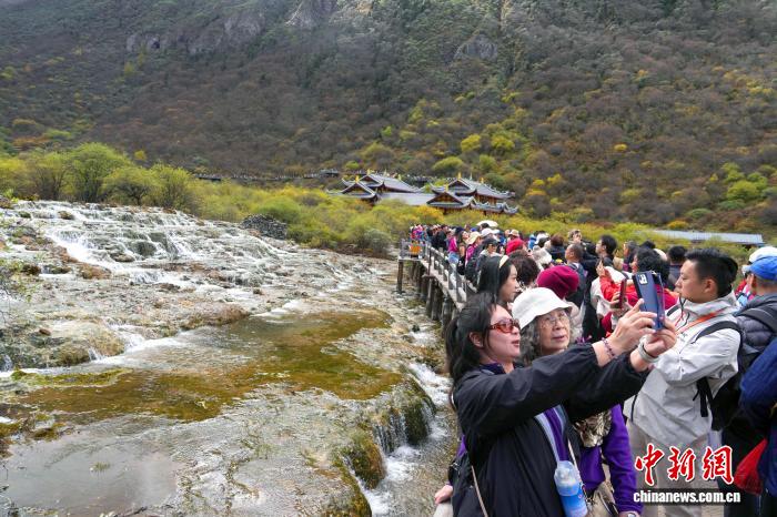 四川黄龙风景如画引游人