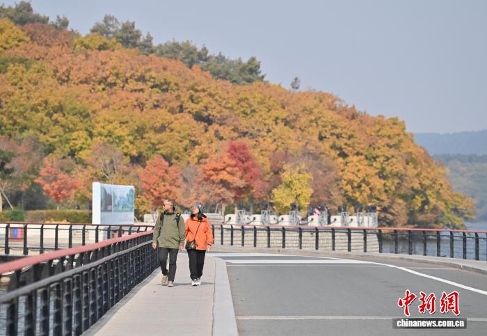 吉林长春秋意浓 市民乐享秋日时光