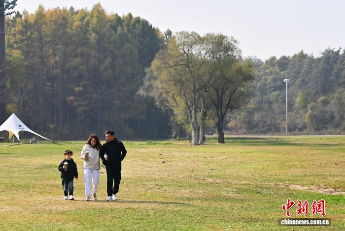 吉林长春秋意浓 市民乐享秋日时光