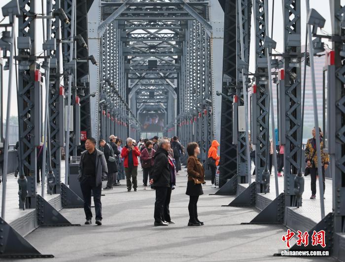 辽宁丹东鸭绿江断桥吸引游客打卡拍照