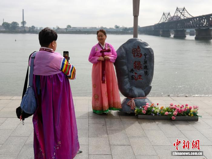 辽宁丹东鸭绿江断桥吸引游客打卡拍照