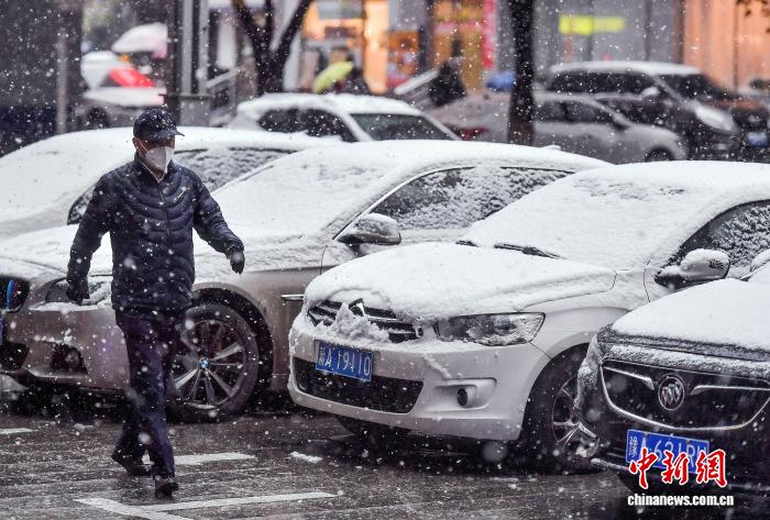 乌鲁木齐迎降雪